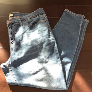 Madewell 9” high rise skinny jeans waist is 33”. Excellent condition